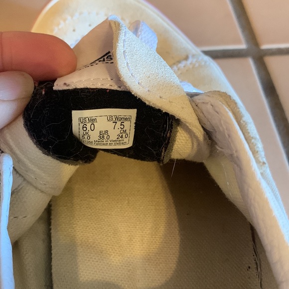 Cream Color Vans with blue/red sz 6.0 in men’s and 7.5 in women’s - Picture 8 of 9